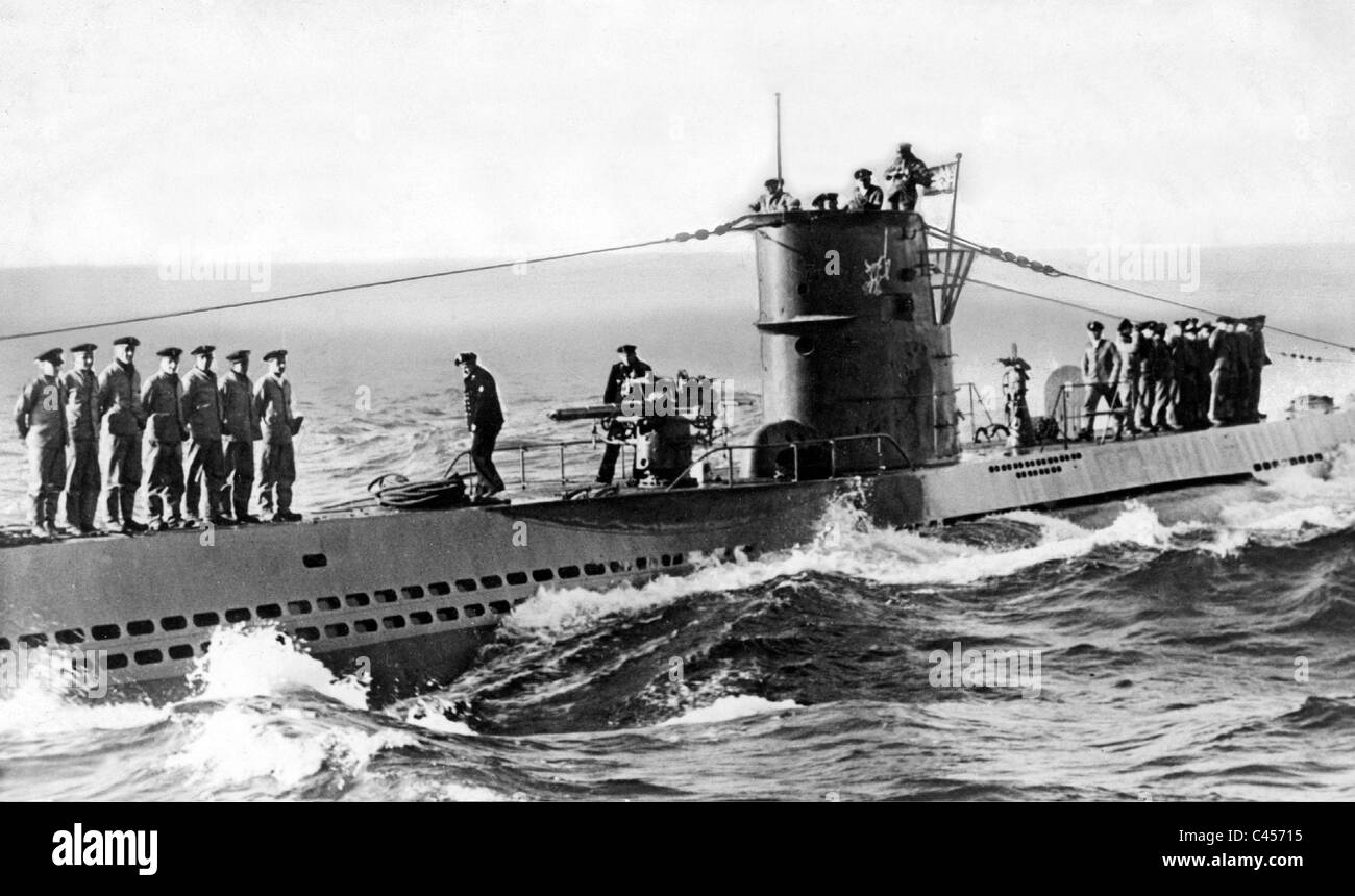 u-47-under-guenther-prien-on-returning-from-a-patrol-1939-C45715.jpg